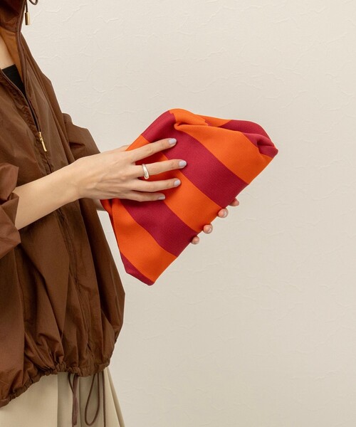 MAQWEL（マクウェル）の「【MAQWEL/マクウェル】クラッチバッグ（クラッチバッグ・レディース・ホワイト系その他4/レッド系その他3/オレンジ系その他3・FREE）」の3枚目の写真