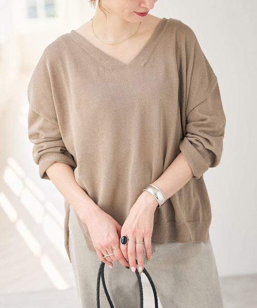 Spick & Span（スピックアンドスパン）の「ペーパーヤーンVネックルーズプルオーバー（ニット/セーター・レディース・ホワイト/ネイビー/モカ/イエロー・FREE）」の2枚目の写真