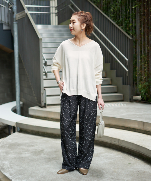 Spick & Span（スピックアンドスパン）の「ペーパーヤーンVネックルーズプルオーバー（ニット/セーター・レディース・ホワイト/ネイビー/モカ/イエロー・FREE）」の5枚目の写真