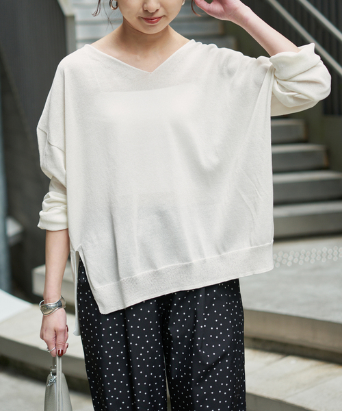 Spick & Span（スピックアンドスパン）の「ペーパーヤーンVネックルーズプルオーバー（ニット/セーター・レディース・ホワイト/ネイビー/モカ/イエロー・FREE）」の9枚目の写真