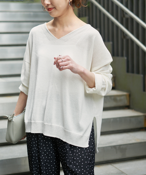 Spick & Span（スピックアンドスパン）の「ペーパーヤーンVネックルーズプルオーバー（ニット/セーター・レディース・ホワイト/ネイビー/モカ/イエロー・FREE）」の11枚目の写真