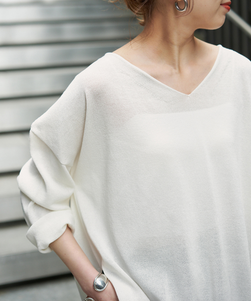 Spick & Span（スピックアンドスパン）の「ペーパーヤーンVネックルーズプルオーバー（ニット/セーター・レディース・ホワイト/ネイビー/モカ/イエロー・FREE）」の14枚目の写真