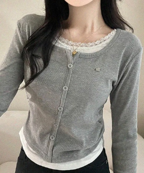 Emilie(エミリー)の「レース付き フェイクレイヤード ショート丈トップスプルオーバー(Tシャツ/カットソー・レディース・グレー/ブラック・FREE)」の2枚目の写真
