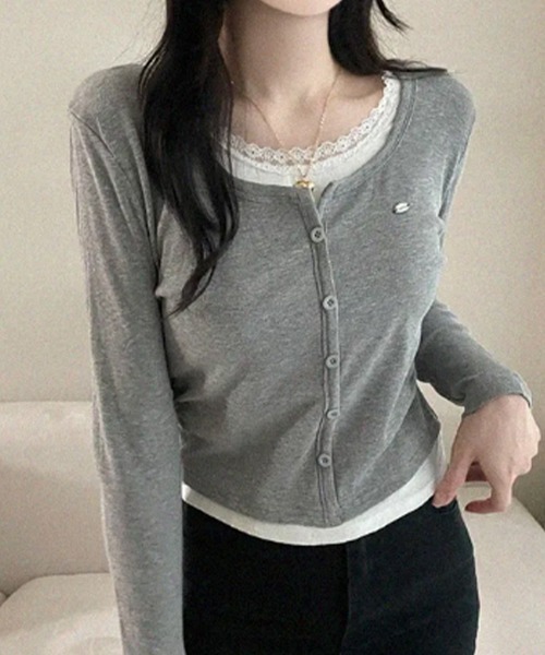 Emilie(エミリー)の「レース付き フェイクレイヤード ショート丈トップスプルオーバー(Tシャツ/カットソー・レディース・グレー/ブラック・FREE)」の4枚目の写真