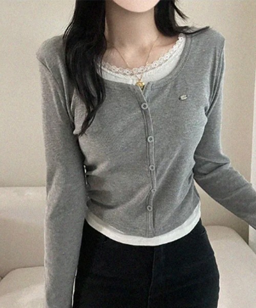Emilie(エミリー)の「レース付き フェイクレイヤード ショート丈トップスプルオーバー(Tシャツ/カットソー・レディース・グレー/ブラック・FREE)」の5枚目の写真