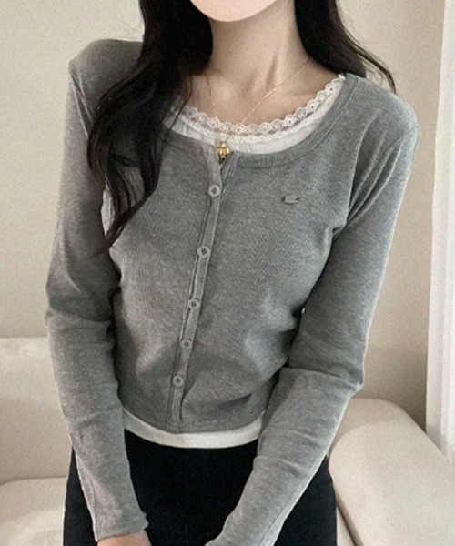 Emilie(エミリー)の「レース付き フェイクレイヤード ショート丈トップスプルオーバー(Tシャツ/カットソー・レディース・グレー/ブラック・FREE)」の6枚目の写真