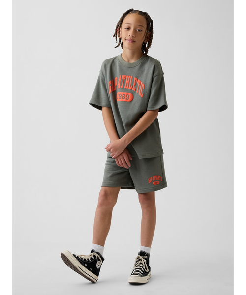 GAP（ギャップ）の「フレンチテリー 半袖 スウェットシャツ (キッズ)（スウェット・キッズ・ブラック/イエロー/ネイビー/グリーン・160cm/150cm/140cm/120cm/130cm）」の5枚目の写真
