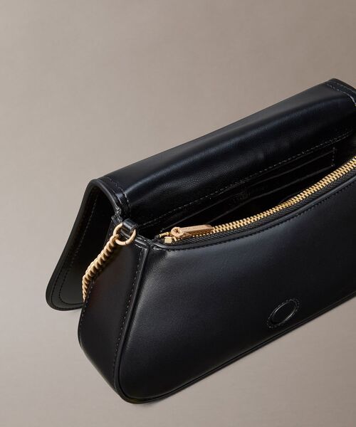 Calvin Klein(カルバン・クライン)の「クロスボディバッグ - チェーンクロスボディウォレットバッグ(ショルダーバッグ・レディース・ホワイト/ブラック・FREE)」の5枚目の写真