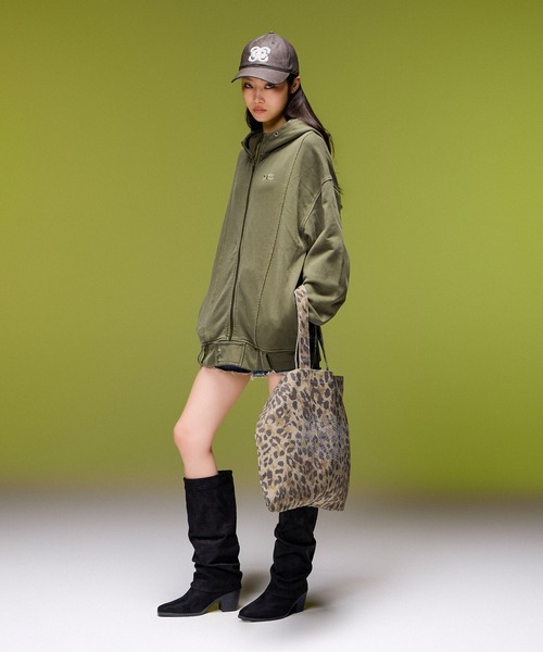 X-girl(エックスガール)の「XG EMBLEM FADED FAUX LEATHER 6PANEL CAP(キャップ・レディース・ブラウン/ブラック・ONE SIZE)」の12枚目の写真