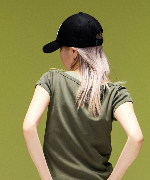 X-girl(エックスガール)の「XG EMBLEM FADED FAUX LEATHER 6PANEL CAP(キャップ・レディース・ブラウン/ブラック・ONE SIZE)」の8枚目の写真