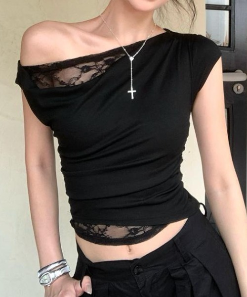 Teem Store(チームストア)の「レースレイヤードドレープネックオフショルダー スリムフィットカットソー(Tシャツ/カットソー・レディース・ホワイト/ブラック・F)」の1枚目の写真