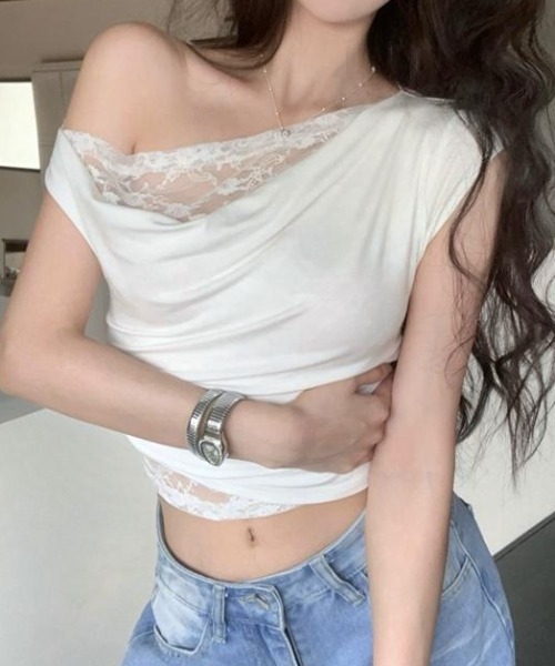 Teem Store(チームストア)の「レースレイヤードドレープネックオフショルダー スリムフィットカットソー(Tシャツ/カットソー・レディース・ホワイト/ブラック・F)」の3枚目の写真