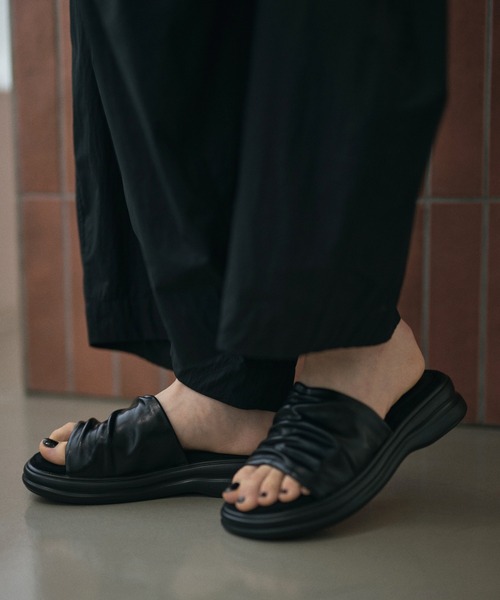 LAULEN(ローレン)の「shirring volume sole sandals /シャーリングボリュームソールサンダル(サンダル・レディース・アイボリー/ブラック・23cm/24cm/25cm)」の5枚目の写真