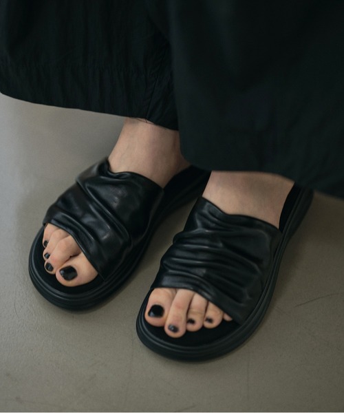 LAULEN(ローレン)の「shirring volume sole sandals /シャーリングボリュームソールサンダル(サンダル・レディース・アイボリー/ブラック・23cm/24cm/25cm)」の6枚目の写真