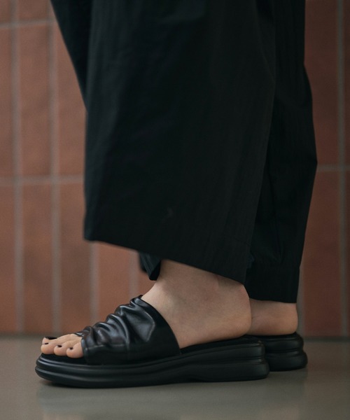 LAULEN(ローレン)の「shirring volume sole sandals /シャーリングボリュームソールサンダル(サンダル・レディース・アイボリー/ブラック・23cm/24cm/25cm)」の8枚目の写真