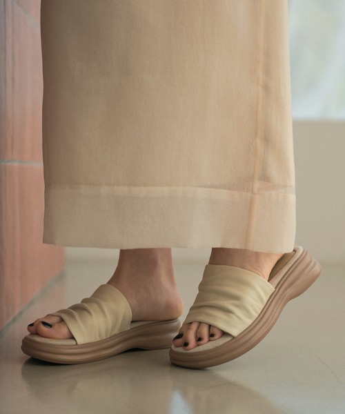 LAULEN(ローレン)の「shirring volume sole sandals /シャーリングボリュームソールサンダル(サンダル・レディース・アイボリー/ブラック・23cm/24cm/25cm)」の16枚目の写真