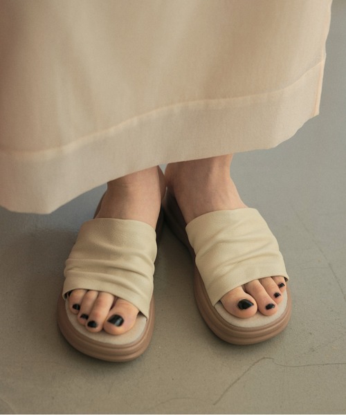LAULEN(ローレン)の「shirring volume sole sandals /シャーリングボリュームソールサンダル(サンダル・レディース・アイボリー/ブラック・23cm/24cm/25cm)」の17枚目の写真
