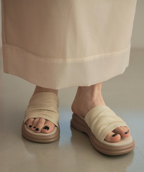 LAULEN(ローレン)の「shirring volume sole sandals /シャーリングボリュームソールサンダル(サンダル・レディース・アイボリー/ブラック・23cm/24cm/25cm)」の19枚目の写真
