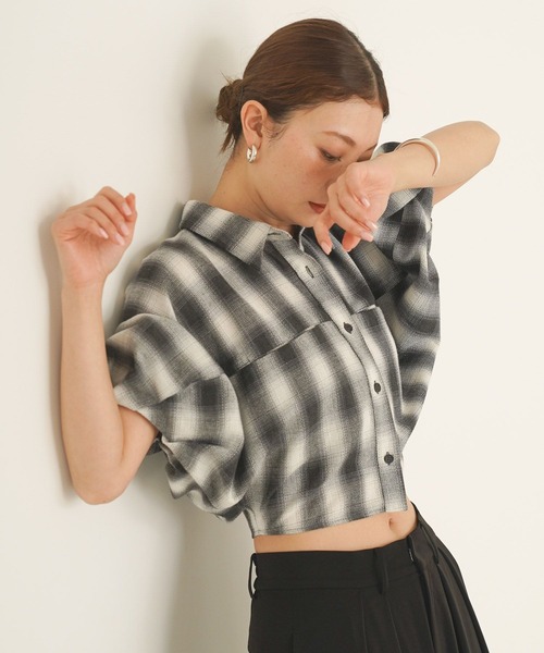 BAYFLOW(ベイフロー)の「パナマチェックショートシャツ(シャツ/ブラウス・レディース・ブルー/チャコール・FREE)」の2枚目の写真