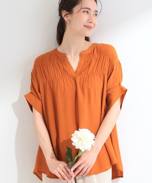 SHOO・LA・RUE(シューラルー)の「【ひんやり/UV】お袖の長さが調整出来る シャーリングスキッパーブラウス(シャツ/ブラウス・レディース・ブラック/ライトオレンジ系/ライトブルー・02/01/04/03)」の3枚目の写真