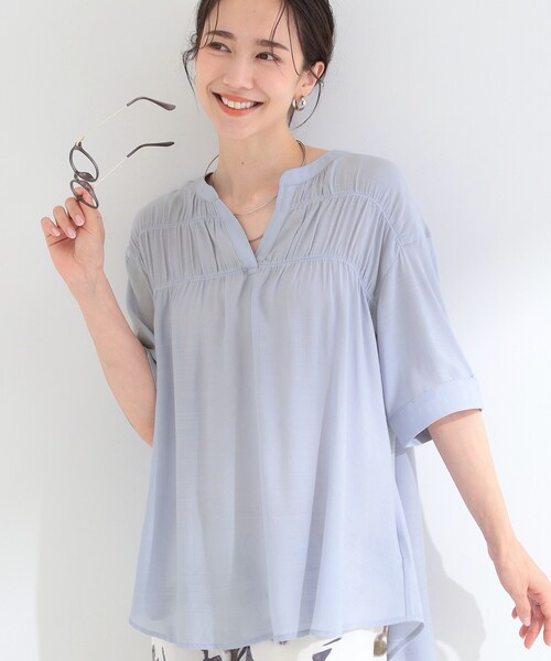 SHOO・LA・RUE(シューラルー)の「【ひんやり/UV】お袖の長さが調整出来る シャーリングスキッパーブラウス(シャツ/ブラウス・レディース・ブラック/ライトオレンジ系/ライトブルー・02/01/04/03)」の2枚目の写真