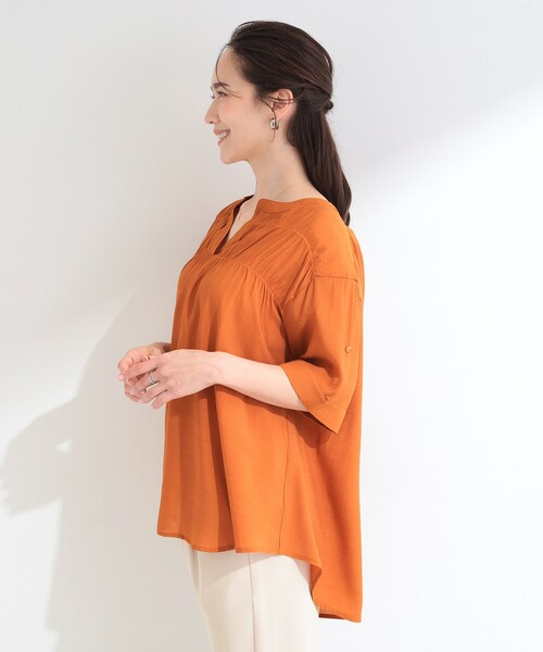 SHOO・LA・RUE(シューラルー)の「【ひんやり/UV】お袖の長さが調整出来る シャーリングスキッパーブラウス(シャツ/ブラウス・レディース・ブラック/ライトオレンジ系/ライトブルー・02/01/04/03)」の4枚目の写真