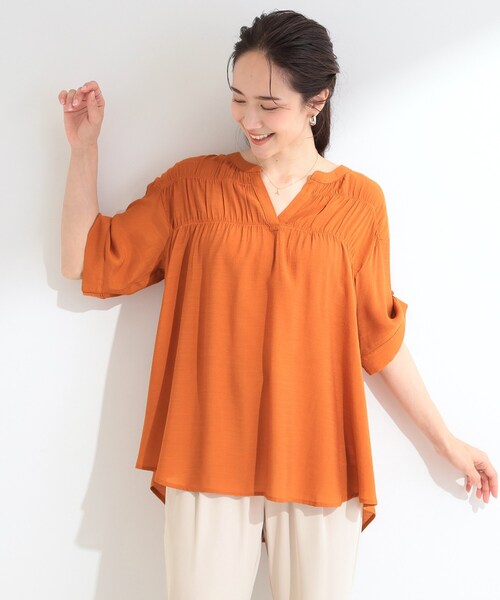SHOO・LA・RUE(シューラルー)の「【ひんやり/UV】お袖の長さが調整出来る シャーリングスキッパーブラウス(シャツ/ブラウス・レディース・ブラック/ライトオレンジ系/ライトブルー・02/01/04/03)」の5枚目の写真