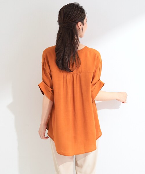 SHOO・LA・RUE(シューラルー)の「【ひんやり/UV】お袖の長さが調整出来る シャーリングスキッパーブラウス(シャツ/ブラウス・レディース・ブラック/ライトオレンジ系/ライトブルー・02/01/04/03)」の6枚目の写真