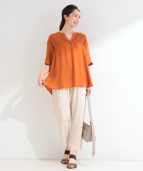 SHOO・LA・RUE(シューラルー)の「【ひんやり/UV】お袖の長さが調整出来る シャーリングスキッパーブラウス(シャツ/ブラウス・レディース・ブラック/ライトオレンジ系/ライトブルー・02/01/04/03)」の7枚目の写真