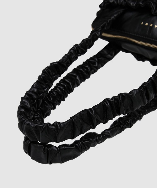 MARNI(マルニ)の「LEATHER RUFFLES / EWバッグ(ショルダーバッグ・レディース・ブラック・ONE SIZE)」の6枚目の写真