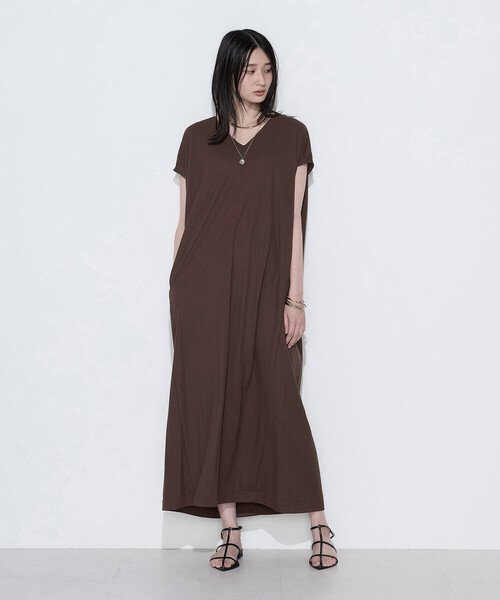 COMME CA Wardrobe(コムサワードローブ)の「ナチュラルスムースライト Vネックワンピース(ワンピース・レディース・ブラウン/ネイビー・FREE)」の2枚目の写真