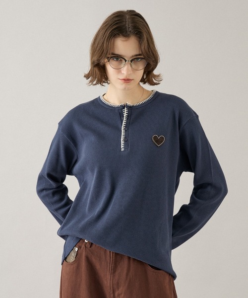 ONCILY(オンシェリー)の「HEART PATCH STITCH HENLEY NECK THERMAL / ハートパッチステッチヘンリーネックサーマル(Tシャツ/カットソー・メンズ・ネイビー/ブラック/ブラウン/ボルドー・SMALL/MEDIUM/LARGE)」の3枚目の写真