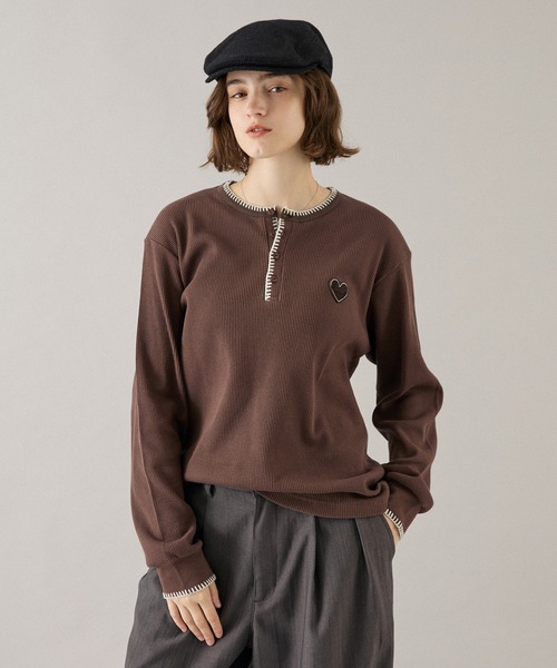 ONCILY(オンシェリー)の「HEART PATCH STITCH HENLEY NECK THERMAL / ハートパッチステッチヘンリーネックサーマル(Tシャツ/カットソー・メンズ・ネイビー/ブラック/ブラウン/ボルドー・SMALL/MEDIUM/LARGE)」の2枚目の写真