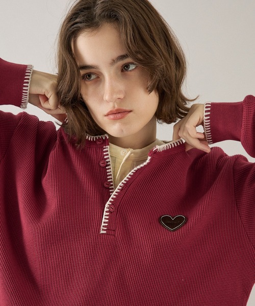 ONCILY(オンシェリー)の「HEART PATCH STITCH HENLEY NECK THERMAL / ハートパッチステッチヘンリーネックサーマル(Tシャツ/カットソー・メンズ・ネイビー/ブラック/ブラウン/ボルドー・SMALL/MEDIUM/LARGE)」の4枚目の写真