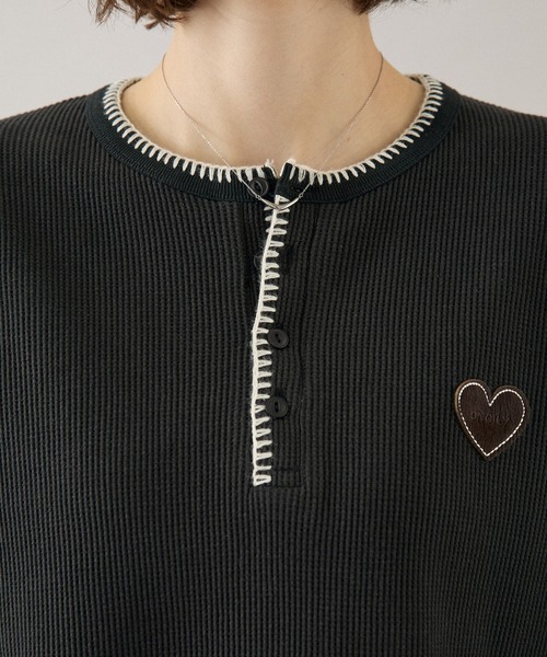 ONCILY(オンシェリー)の「HEART PATCH STITCH HENLEY NECK THERMAL / ハートパッチステッチヘンリーネックサーマル(Tシャツ/カットソー・メンズ・ネイビー/ブラック/ブラウン/ボルドー・SMALL/MEDIUM/LARGE)」の6枚目の写真