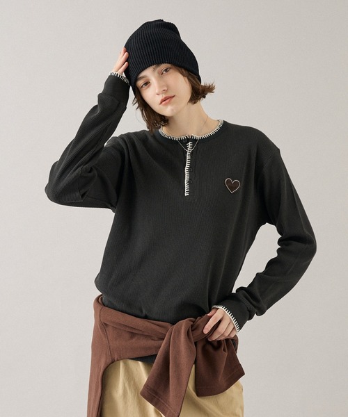 ONCILY(オンシェリー)の「HEART PATCH STITCH HENLEY NECK THERMAL / ハートパッチステッチヘンリーネックサーマル(Tシャツ/カットソー・メンズ・ネイビー/ブラック/ブラウン/ボルドー・SMALL/MEDIUM/LARGE)」の5枚目の写真
