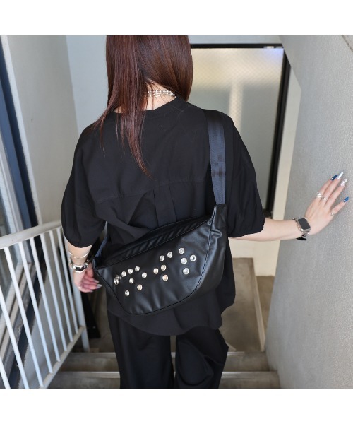 JAM HOME MADE(ジャムホームメイド)の「ブレイユ アイレット エシカルレザー バナナ ショルダー ボディバッグ(ショルダーバッグ・メンズ・ブラック・ONE SIZE)」の11枚目の写真