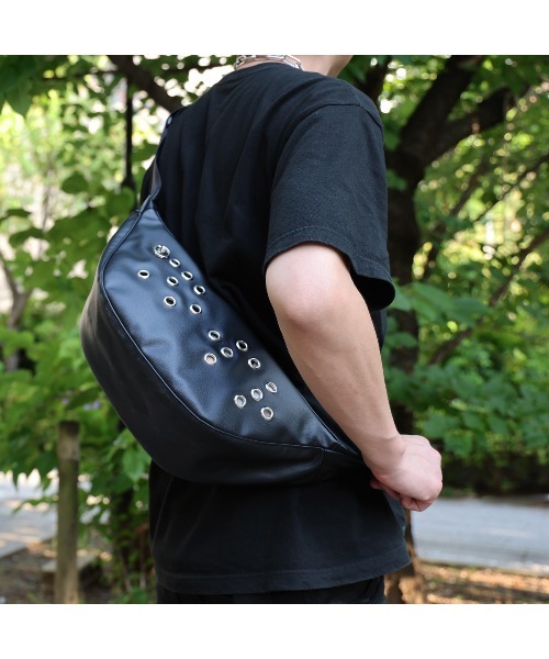 JAM HOME MADE(ジャムホームメイド)の「ブレイユ アイレット エシカルレザー バナナ ショルダー ボディバッグ(ショルダーバッグ・メンズ・ブラック・ONE SIZE)」の10枚目の写真