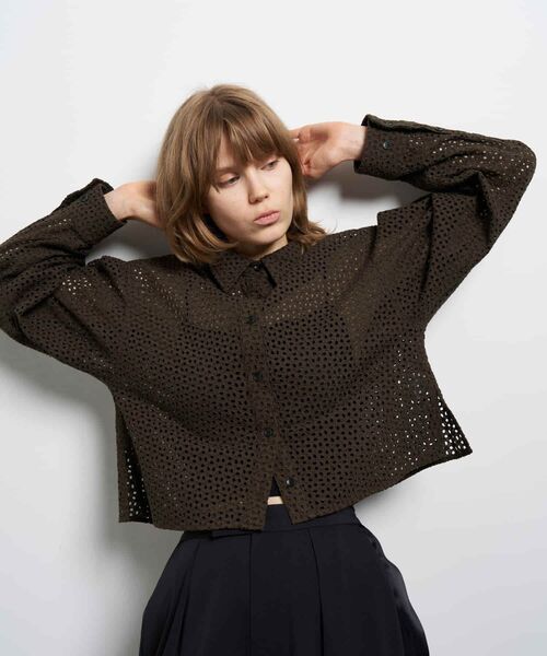 LANVIN en Bleu(ランバンオンブルー)の「コットンレースショートシャツ(シャツ/ブラウス・レディース・ブラウン/オフホワイト・38)」の6枚目の写真