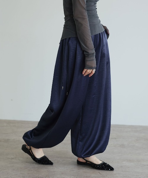 W:Huku(フーク)の「シルキーサテンサイドドロストバルーンパンツ / Silky Satin Side-Drawstring Balloon Pants(その他パンツ・レディース・ネイビー/オフホワイト/ピンク/ブラウン・FREE)」の4枚目の写真