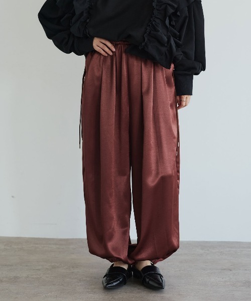 W:Huku(フーク)の「シルキーサテンサイドドロストバルーンパンツ / Silky Satin Side-Drawstring Balloon Pants(その他パンツ・レディース・ネイビー/オフホワイト/ピンク/ブラウン・FREE)」の3枚目の写真