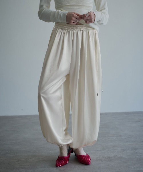 W:Huku(フーク)の「シルキーサテンサイドドロストバルーンパンツ / Silky Satin Side-Drawstring Balloon Pants(その他パンツ・レディース・ネイビー/オフホワイト/ピンク/ブラウン・FREE)」の2枚目の写真