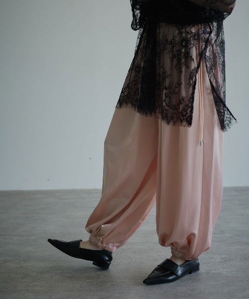 W:Huku(フーク)の「シルキーサテンサイドドロストバルーンパンツ / Silky Satin Side-Drawstring Balloon Pants(その他パンツ・レディース・ネイビー/オフホワイト/ピンク/ブラウン・FREE)」の9枚目の写真