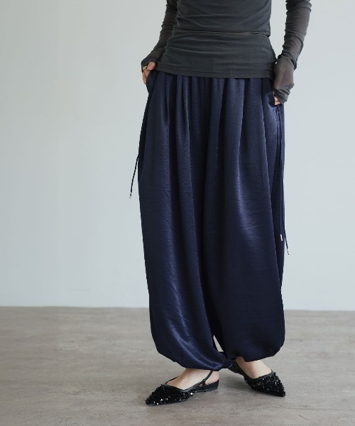 W:Huku(フーク)の「シルキーサテンサイドドロストバルーンパンツ / Silky Satin Side-Drawstring Balloon Pants(その他パンツ・レディース・ネイビー/オフホワイト/ピンク/ブラウン・FREE)」の12枚目の写真