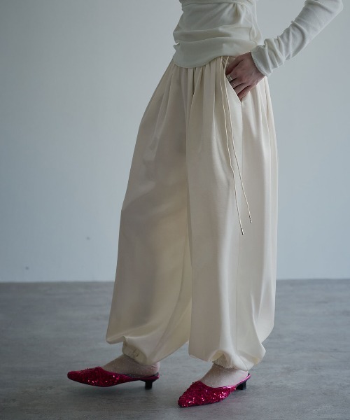 W:Huku(フーク)の「シルキーサテンサイドドロストバルーンパンツ / Silky Satin Side-Drawstring Balloon Pants(その他パンツ・レディース・ネイビー/オフホワイト/ピンク/ブラウン・FREE)」の19枚目の写真