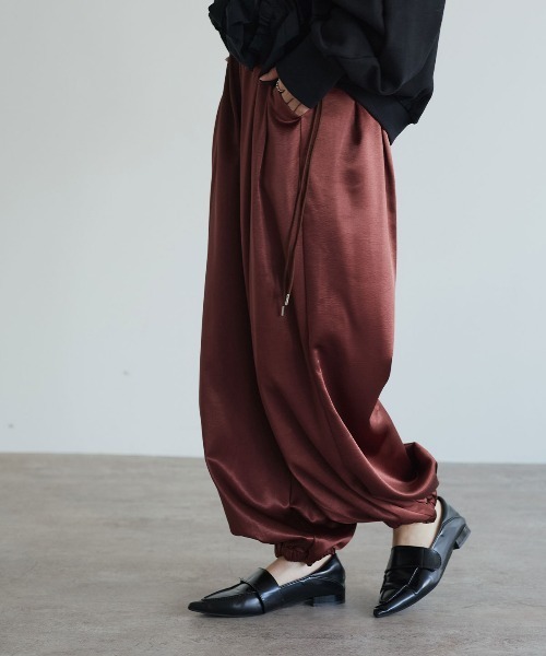 W:Huku(フーク)の「シルキーサテンサイドドロストバルーンパンツ / Silky Satin Side-Drawstring Balloon Pants(その他パンツ・レディース・ネイビー/オフホワイト/ピンク/ブラウン・FREE)」の22枚目の写真