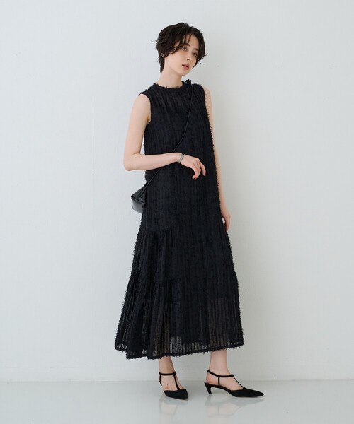 Rouge vif(ルージュヴィフ)の「【人気追加】フェザーノースリーブワンピース(ワンピース・レディース・ブラック/ホワイト・フリー)」の4枚目の写真