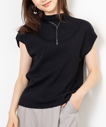 【上品な印象のフレンチニット】肩のラインを美しく見せるミニマルニット