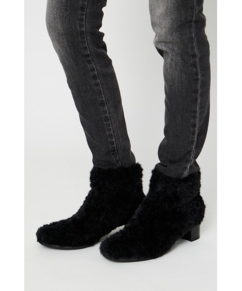 LAGUA GEM（ラグアジェム）の「FAUX FUR SHORT ブーツ（ブーツ・レディース・ブラック/アイボリー・SMALL/MEDIUM/LARGE）」の6枚目の写真