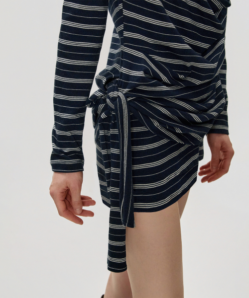 KIMZISU(キムジス)の「Deep Cowl Dress_NAVY(ワンピース・レディース・ネイビー・SMALL/MEDIUM)」の4枚目の写真